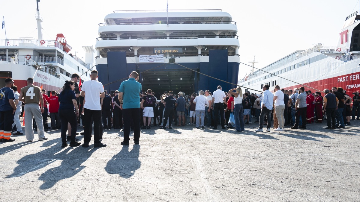 Στα ύψη η επιβατική κίνηση στo λιμάνι Πειραιά για την έξοδο του Αυγούστου