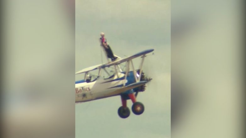 Ρεκόρ Γκίνες στα 97 της αφού πέταξε δεμένη στα φτερά αεροπλάνου Ρεκόρ Γκίνες στα 97 της αφού πέταξε δεμένη στα φτερά αεροπλάνου