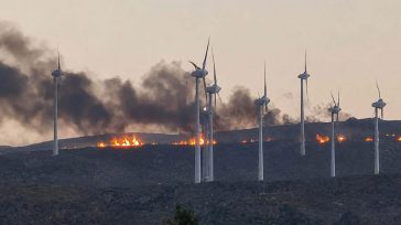 Λασίθι: Συνεχίζεται η επιχείρηση κατάσβεσης πυρκαγιάς στα Αχλάδια Σητείας