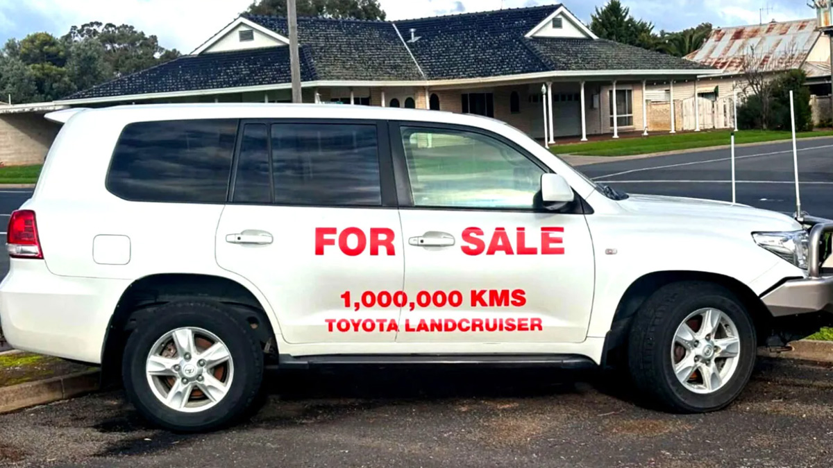 Οδήγησε το Toyota Land Cruiser για 999.999 χλμ. και άφησε το… εκατομμυριοστό χιλιόμετρο για τον επόμενο αγοραστή (Βίντεο)
