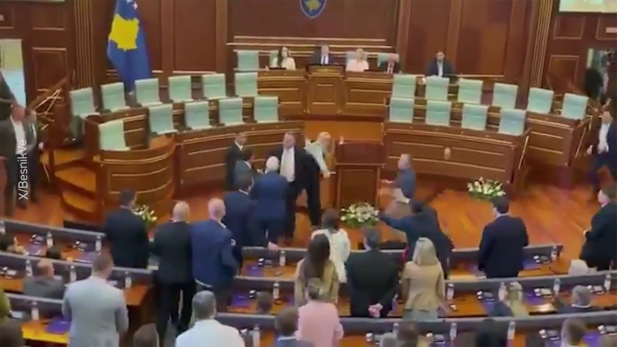 Κόσοβο: Επίθεση με αυγά κατά του αναπληρωτή πρωθυπουργού μέσα στη Βουλή