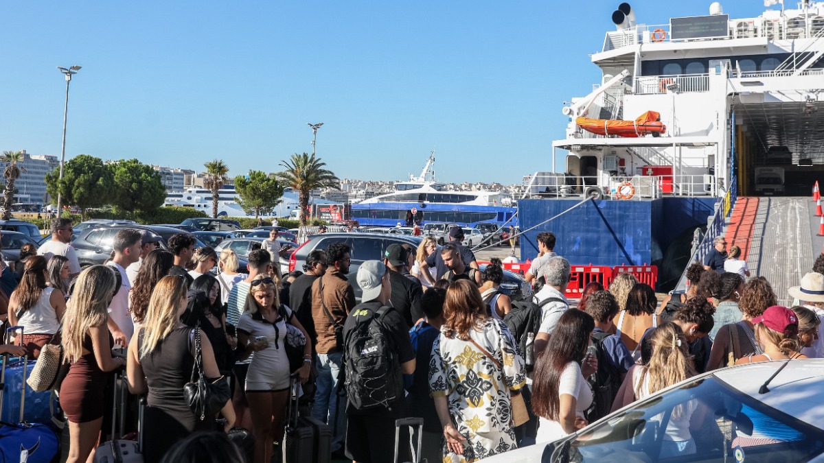 «Βουλιάζουν» τα λιμάνια της Αττικής – 44.928 ταξιδιώτες θα αναχωρήσουν σήμερα προς τα νησιά