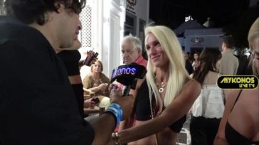 Κατερίνα Παναγοπούλου: Μαγνήτισε τα βλέμματα με τους κοιλιακούς της στα γραφικά σοκάκια της Μυκόνου