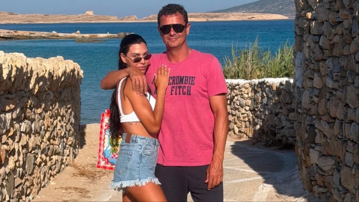 Αντώνης Σρόιτερ – Ιωάννα Μπούκη: Απολαμβάνουν τις διακοπές τους στις Κυκλάδες με τις κόρες τους