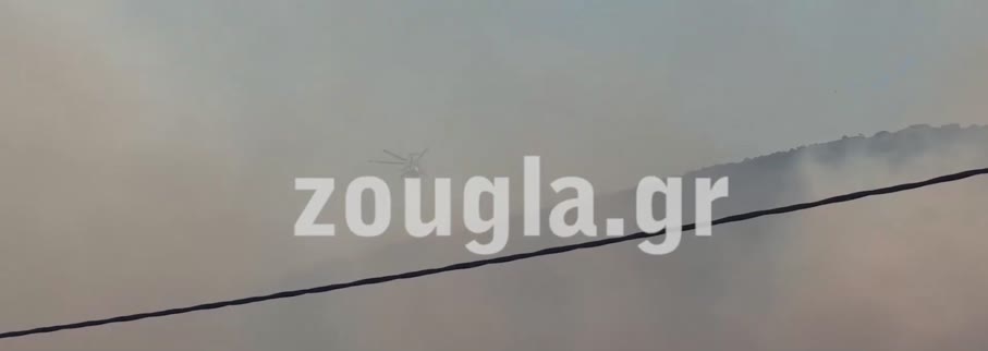 Μεγάλες διαστάσεις παίρνει η πυρκαγιά στον Κουβαρά Αττικής