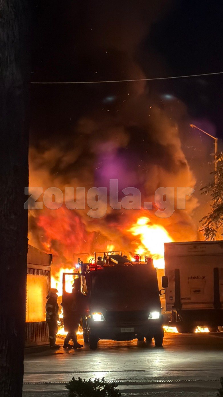 Στις φλόγες τέσσερα αυτοκίνητα στην Πέτρου Ράλλη