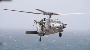 Οι ΗΠΑ χτύπησαν με ελικόπτερο πλοίο που πήγε να σπάσει τον αποκλεισμό ιρανικών λιμανιών