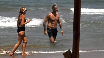 Κυριάκος Μητσοτάκης και Μαρέβα Γκραμπόφσκι στην παραλία Αγίων Αποστόλων στα Χανιά