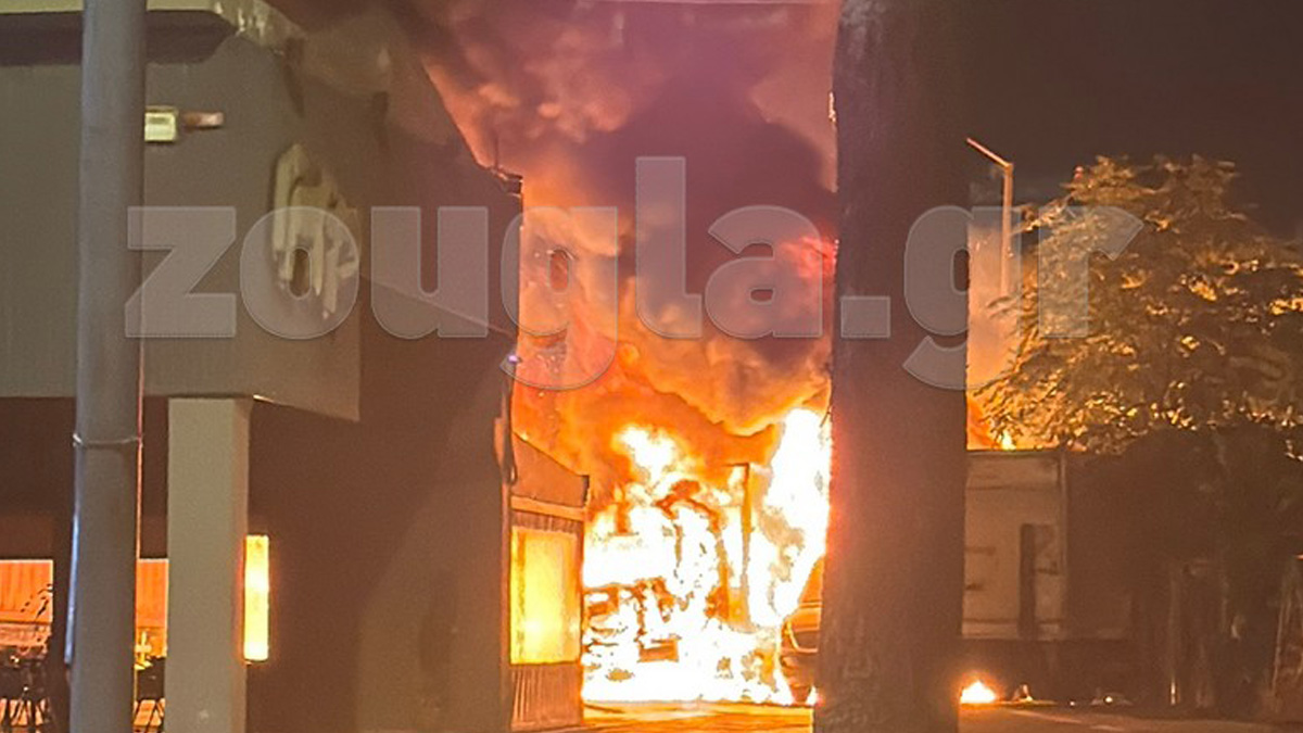 Στις φλόγες πέντε αυτοκίνητα στην Πέτρου Ράλλη