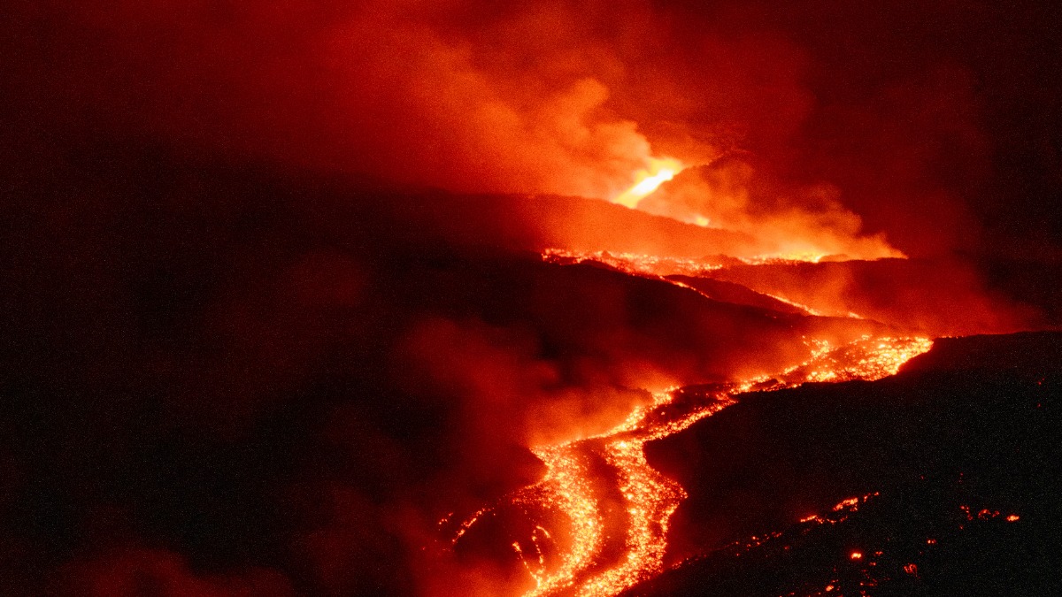 Η Αίτνα «παραλύει» τις αερομεταφορές της Κατάνια