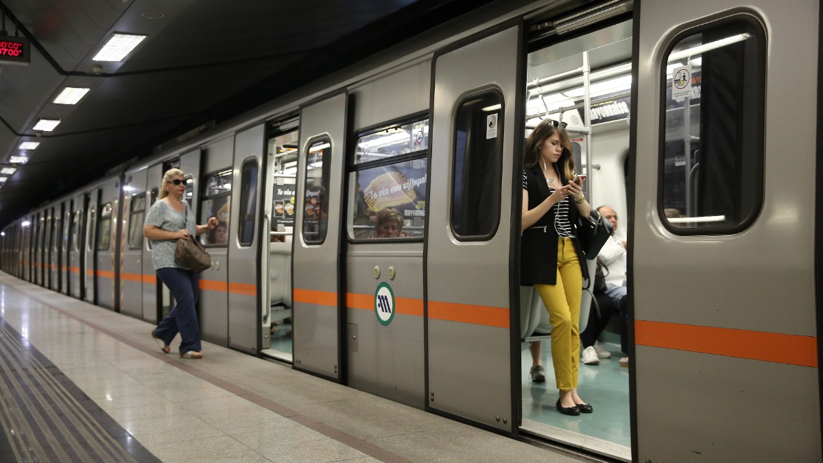 Άνδρας αποπειράθηκε να πέσει στις ράγες του μετρό στο σταθμό «Άγιος Αντώνιος»