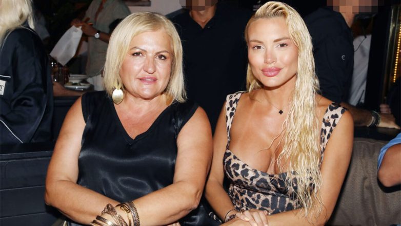 Αλεξάνδρα Παναγιώταρου: Σπάνια βραδινή εμφάνιση με τη μητέρα της, Έφη Καναβού σε εστιατόριο στη Ρόδο Αλεξάνδρα Παναγιώταρου: Σπάνια βραδινή εμφάνιση με τη μητέρα της, Έφη Καναβού σε εστιατόριο στη Ρόδο