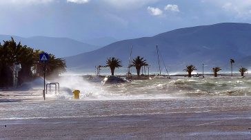 Σε κόκκινο συναγερμό τον Δεκαπενταύγουστο η μισή χώρα