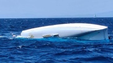 Βίντεο και φωτογραφίες από τη βύθιση του καταμαράν στη νησίδα Φλέβες του Αργοσαρωνικού
