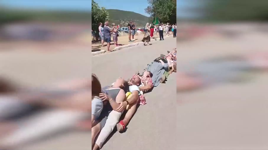 Κεφαλονιά: Πιστοί ξαπλώνουν στο έδαφος για το πέρασμα του Αγίου Γερασίμου