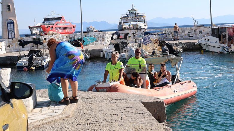 Σαλαμίνα: Επιχείρηση απεγκλωβισμού 380 ατόμων δια θαλάσσης