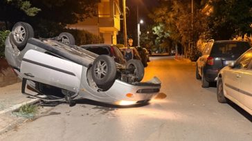 Αυτοκίνητο χτύπησε σε σταθμευμένο όχημα και αναποδογύρισε στο Χαλάνδρι