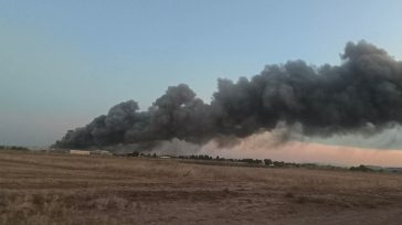 Σε ύφεση η φωτιά σε εργοστάσιο στην Παλαιά Εθνική Λάρισας – Αθηνών