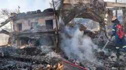 Ολονύχτια μάχη με τις αναζωπυρώσεις στη Σαλαμίνα