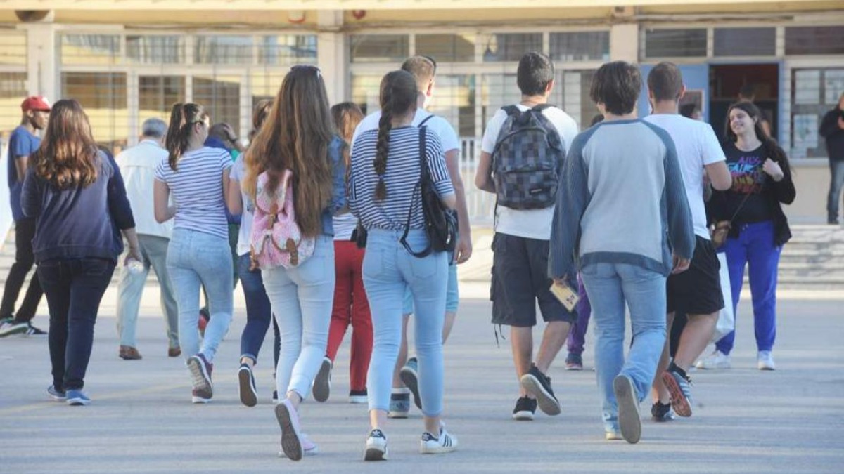 Νέο πλαίσιο για τις σχολικές εκδρομές – Τι θα ισχύει για τα κινητά
