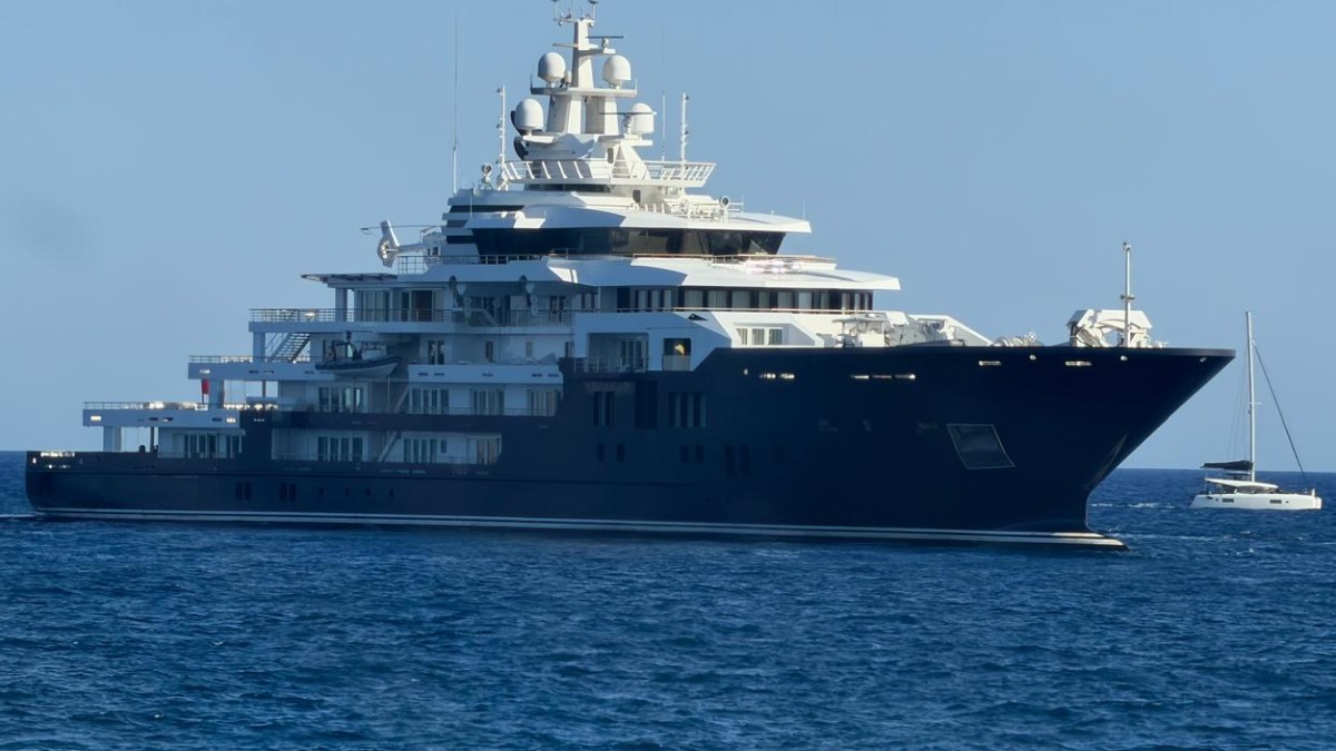 Το superyacht «Multiverse» στο Πόρτο Χέλι