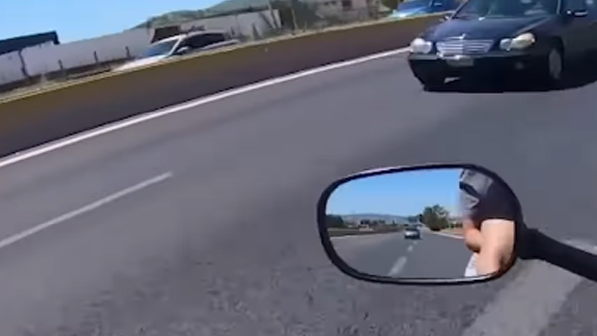 Βίντεο με ηλικιωμένη να οδηγεί ανάποδα στην Αθηνών – Κορίνθου