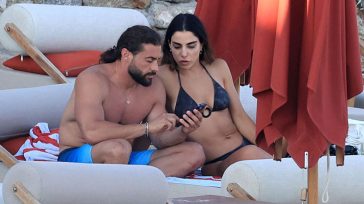 Κωνσταντίνος Βασάλος – Δανάη Βαρθολομάτου: Τα τρυφερά τετ-α-τετ στην παραλία Άγιος Ιωάννης στη Μύκονο