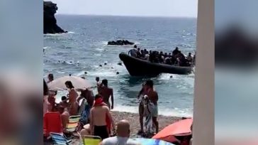 Ισπανία: Φουσκωτό αποβίβασε μετανάστες σε παραλία γεμάτη τουρίστες