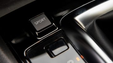 Πατάς Sport και αλλάζει το αυτοκίνητο – Τι κάνει πραγματικά αυτό το κουμπί;