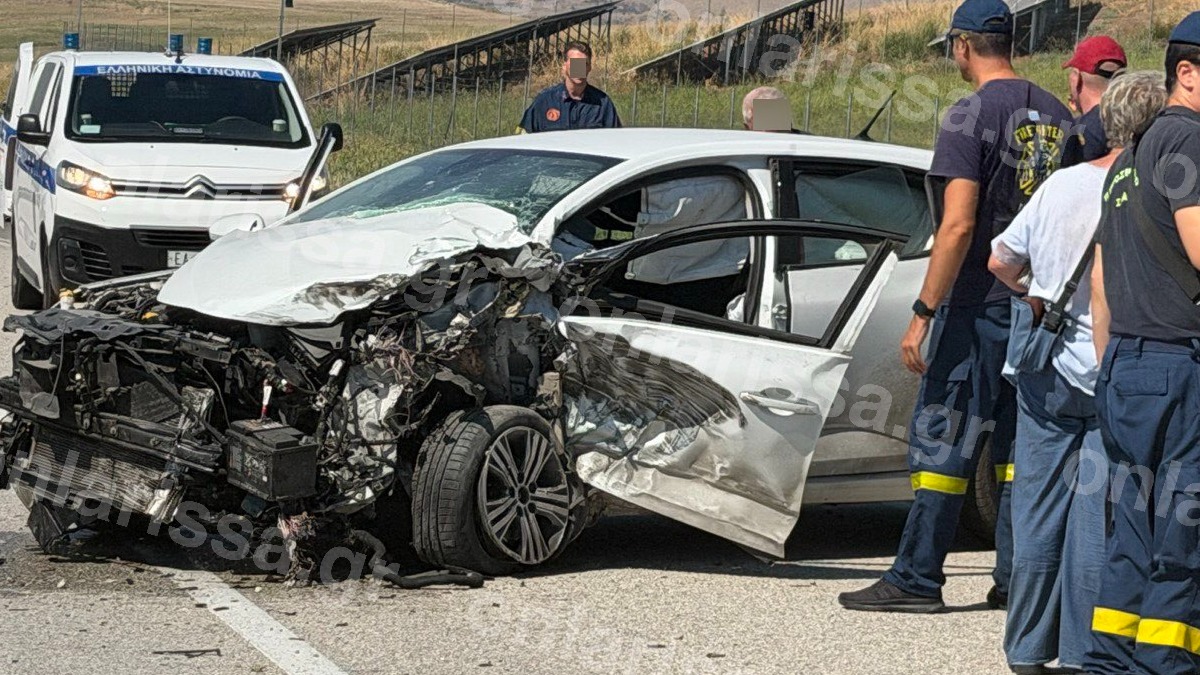 Λάρισα: Σε άμορφη μάζα μετατράπηκε αυτοκίνητο έπειτα από σύγκρουση με φορτηγό