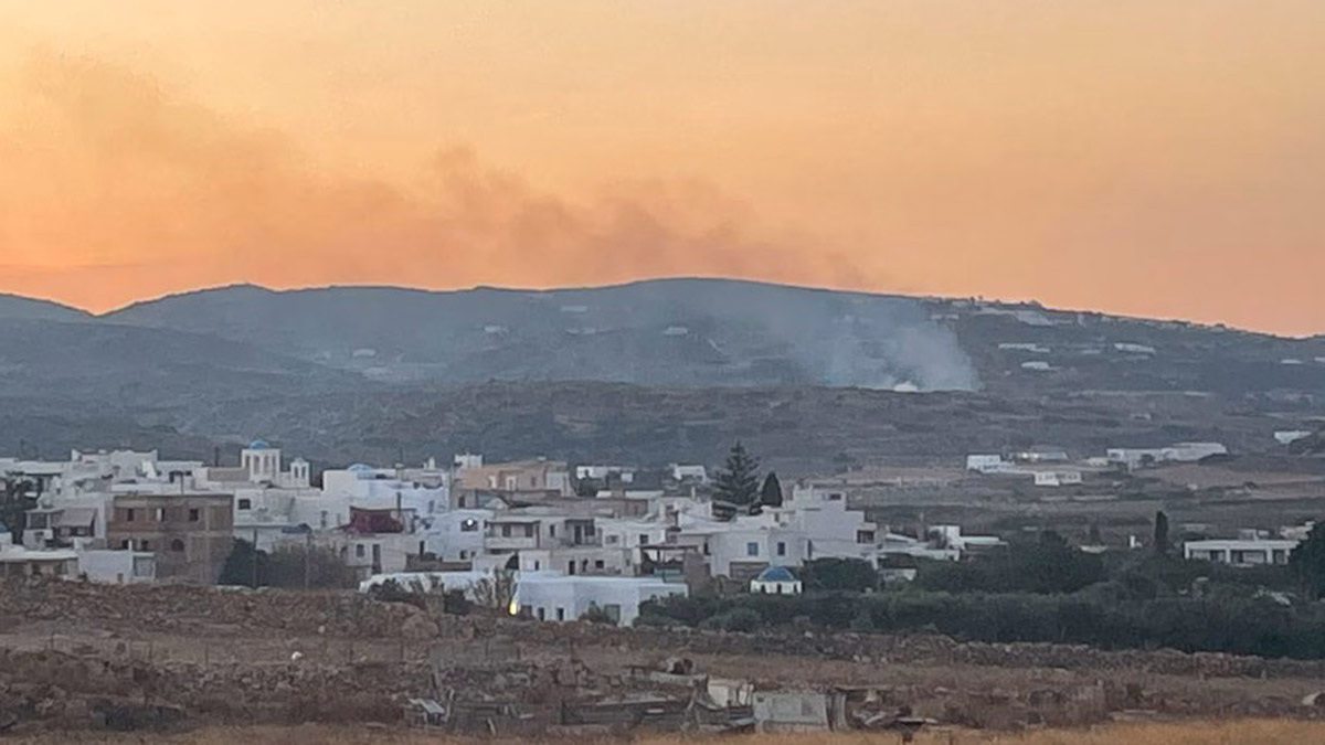 Φωτιά στην περιοχή Κώστος στην Πάρο