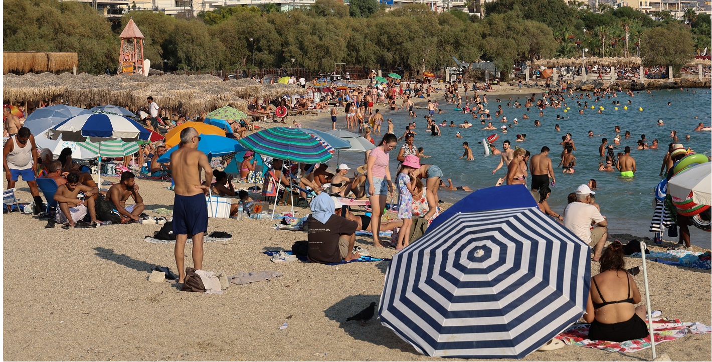 Αναζητώντας δροσιά στις παραλίες της Αττικής