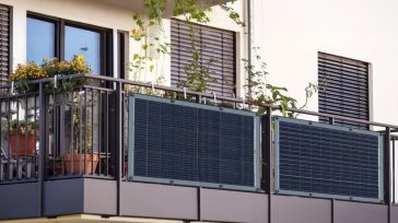 Φωτοβολταϊκά στο μπαλκόνι: Το νέο θεσμικό πλαίσιο του ΥΠΕΝ και τα «αγκάθια» της αγοράς
