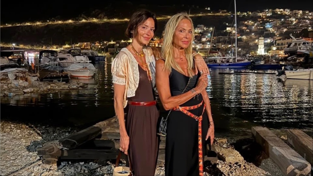Άννα Βίσση – Σοφία Καρβέλα: Μαμά και κόρη ποζάρουν αγκαλιά στο γραφικό λιμάνι της Σύμης
