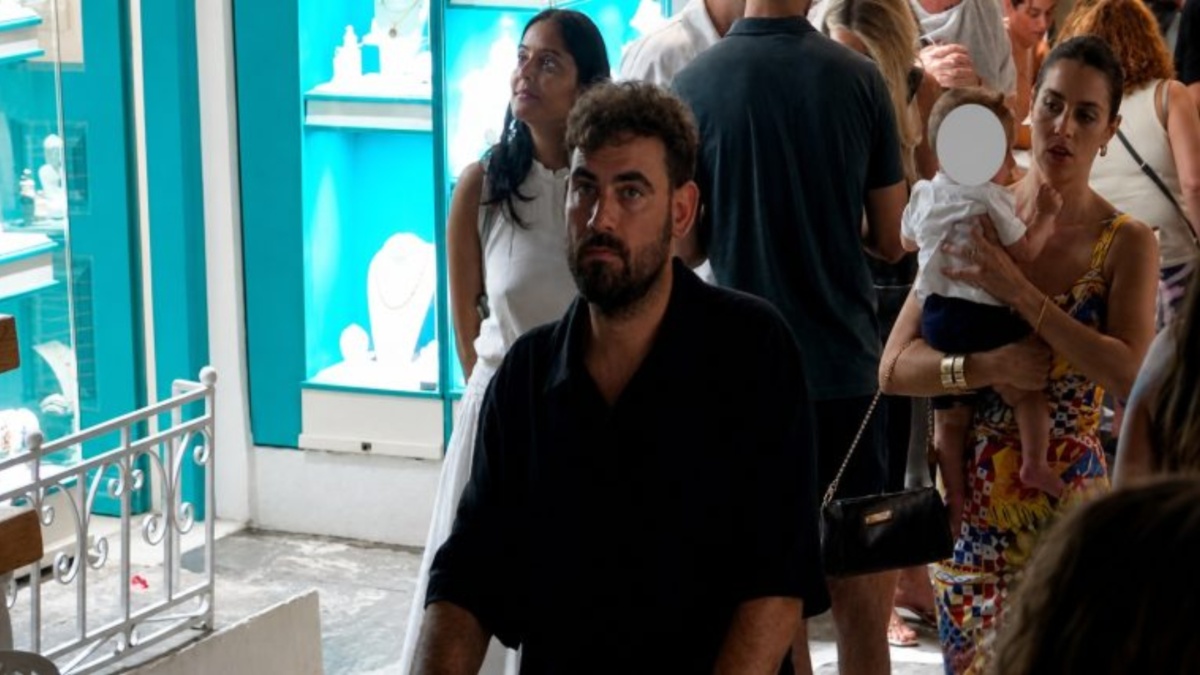 Νίκος Πολυδερόπουλος: Βραδινή βόλτα στη Μύκονο με τη σύντροφό του, Βαλασία Συμιακού και τον γιο τους