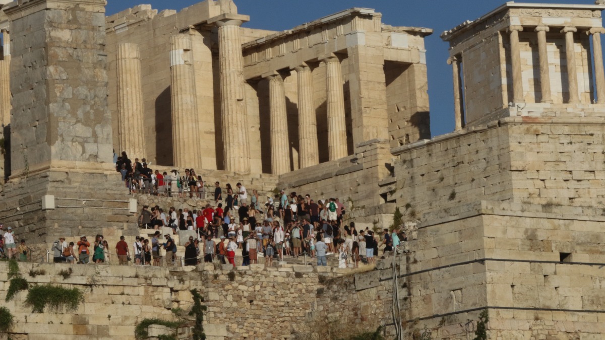 Ακρόπολη: Έκτακτη δράση του Ελληνικού Ερυθρού Σταυρού λόγω υψηλών θερμοκρασιών