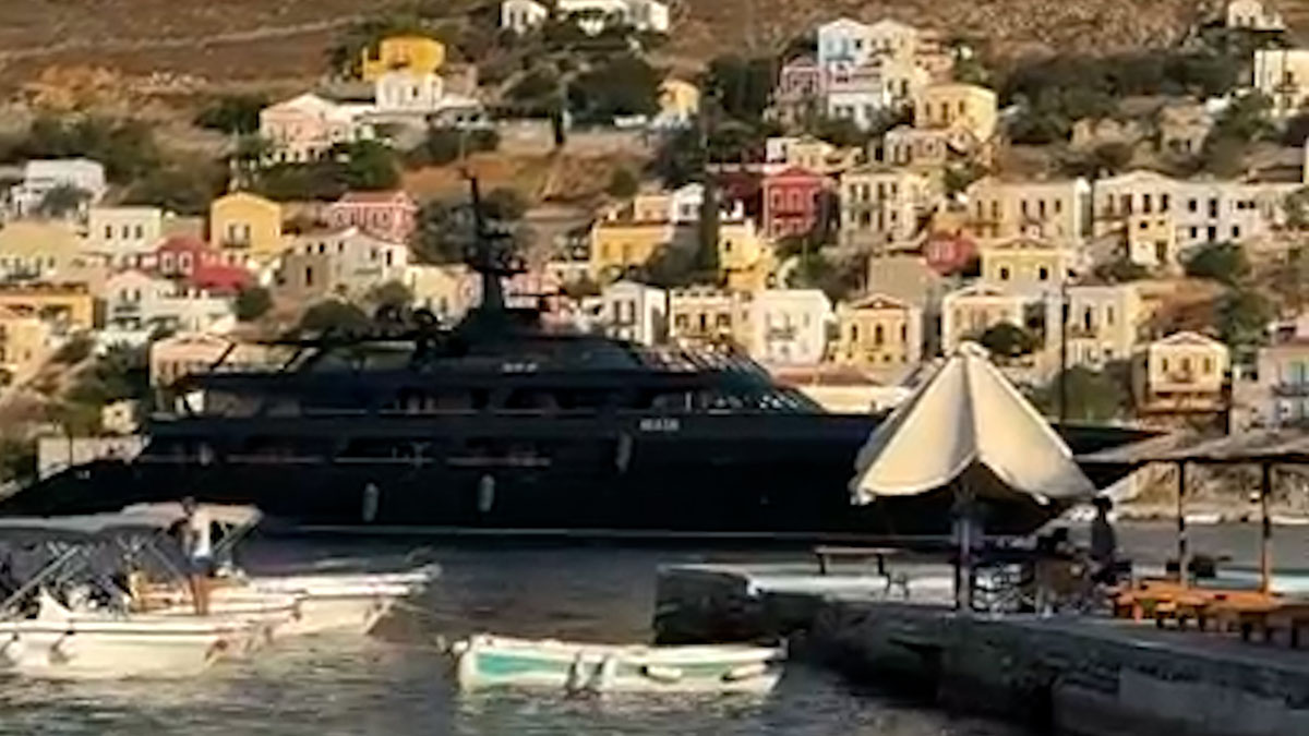 H εμβληματική θαλαμηγός MAIN του Giorgio Armani στη Σύμη