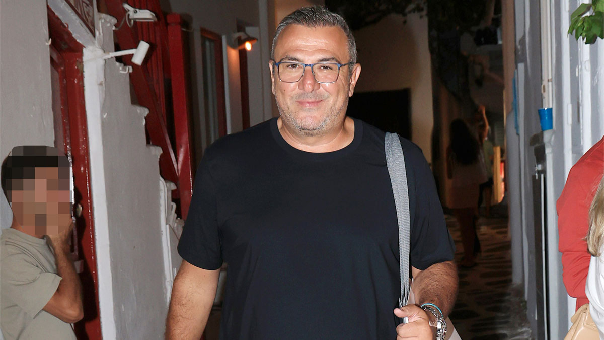 Αντώνης Ρέμος: Η βόλτα του τραγουδιστή στη Μύκονο – Τι είπε για τη συναυλία του στο νησί που ακυρώθηκε