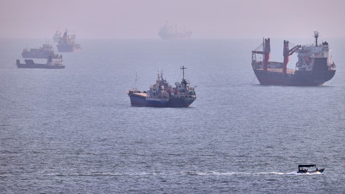 Δεξαμενόπλοιο χτυπήθηκε από «άγνωστο βλήμα» στα Στενά του Ορμούζ