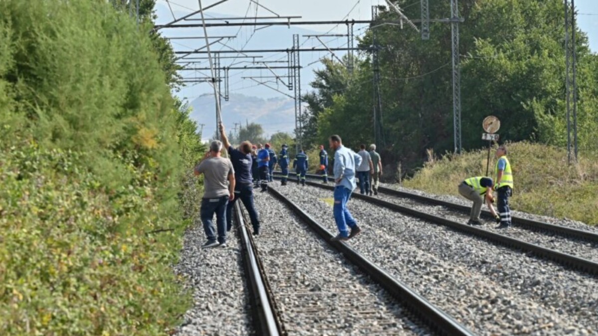 Επιβατική αμαξοστοιχία παρέσυρε και σκότωσε διερχόμενο πολίτη λίγο πριν τον σταθμό της Λάρισας