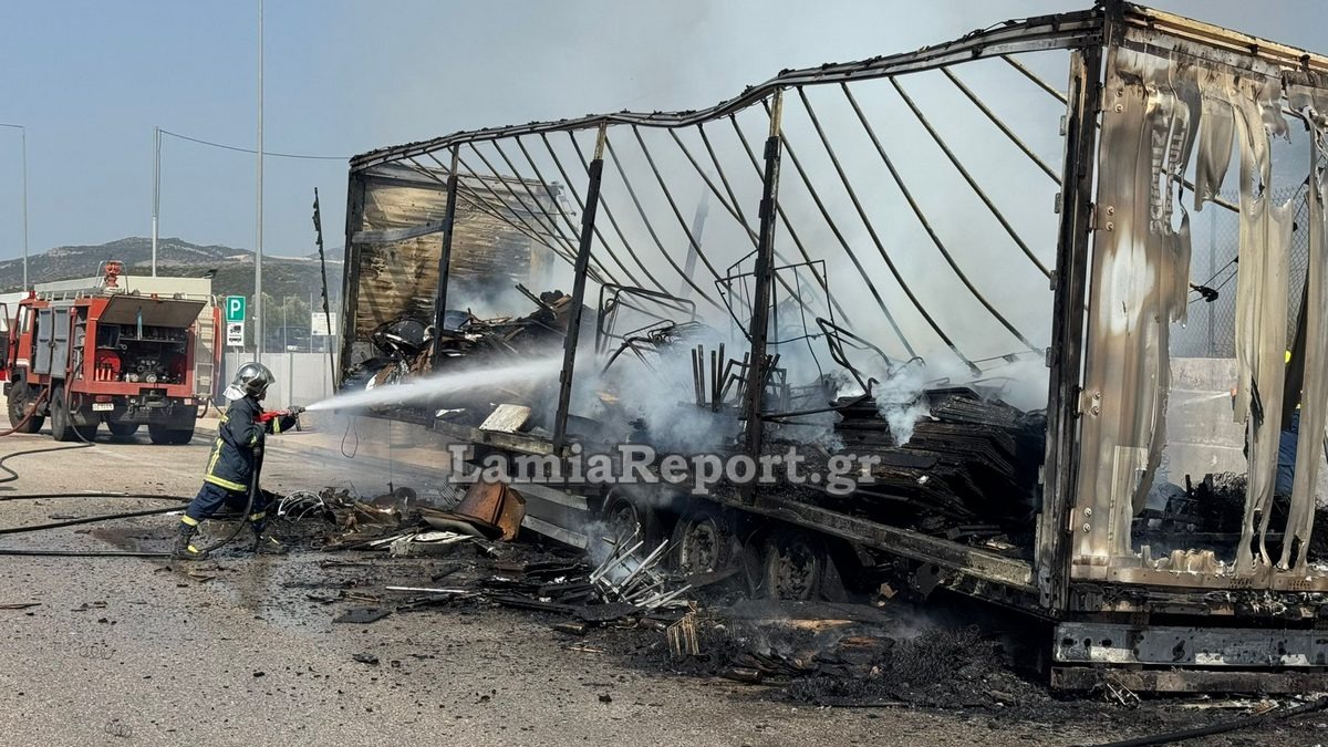 Λαμπάδιασε το φορτίο νταλίκας στην Εθνική Οδό έξω από τη Στυλίδα