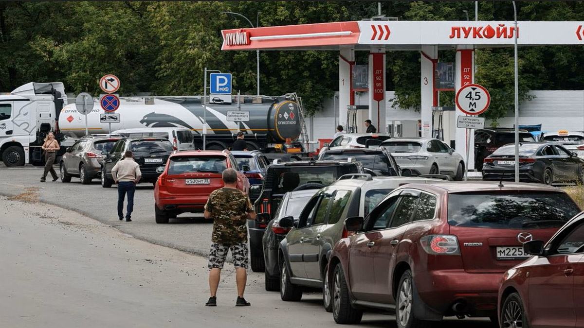 Ρωσία: «Βουτιά» στην παραγωγή βενζίνης λόγω ουκρανικών επιθέσεων
