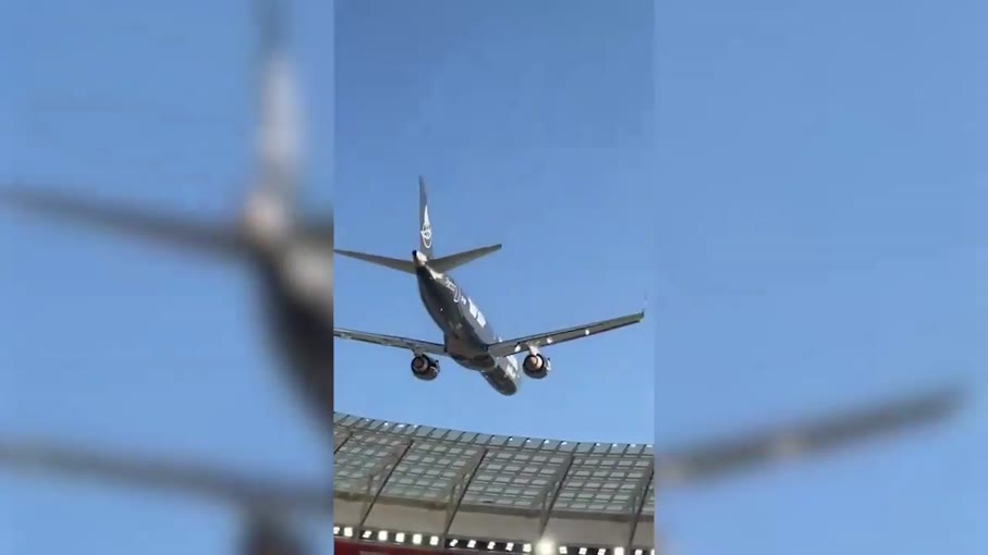 Αεροσκάφη πέταξαν «ξυστά» από κατάμεστο στάδιο του Κέιπ Τάουν