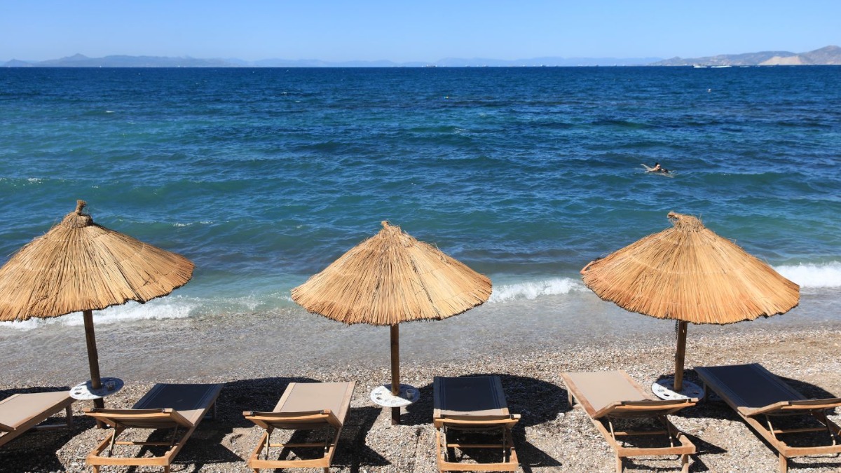 Έξι συλλήψεις σε Μύκονο και Ρόδο για αυθαίρετη κατάληψη παραλιών