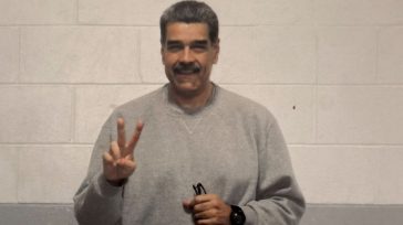 Βενεζουέλα: «Κρατάω γερά» διαμηνύει ο Μαδούρο με φωτογραφίες μέσα από τη φυλακή