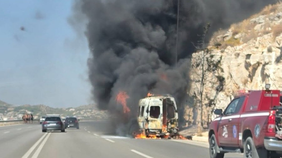 Συναγερμός στα Λιμανάκια για φωτιά σε σχολικό λεωφορείο