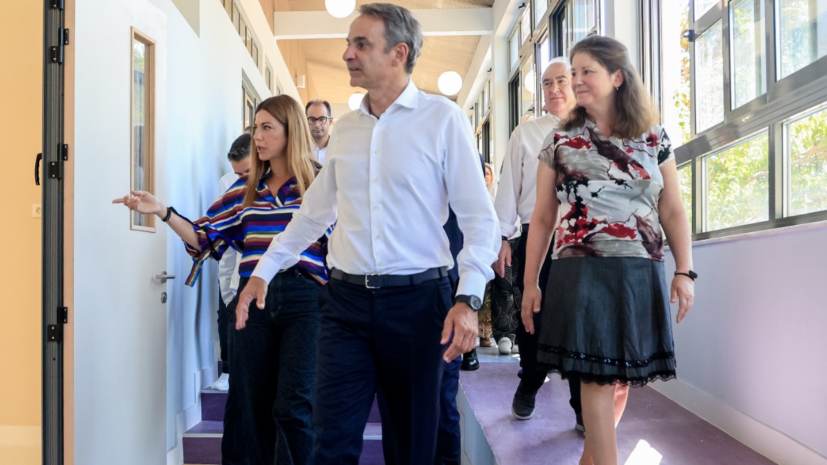 Επίσκεψη Μητσοτάκη στο ειδικό σχολείο Καισαριανής που ανακαινίστηκε με το «Μαριέττα Γιαννάκου»