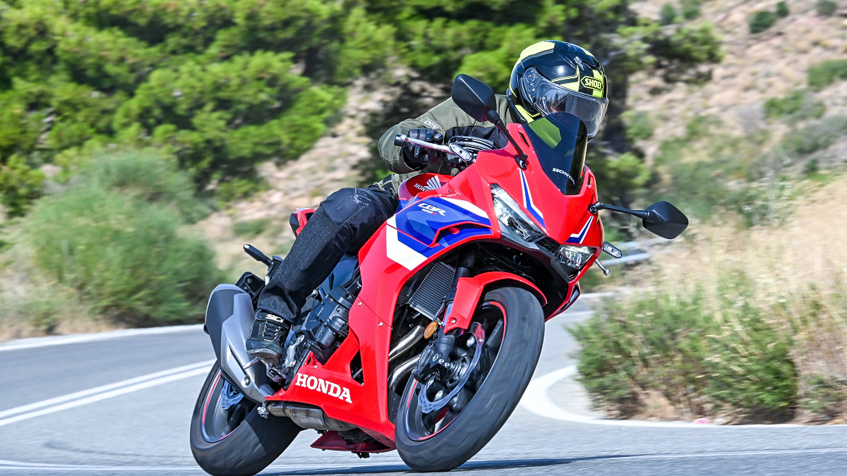 Οδηγούμε την Honda CBR500R E-Clutch: κάνει διαφορά;