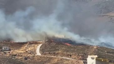 Ανεξέλεγκτη και σε μέτωπο 4 χιλιομέτρων καίει η φωτιά στη Κάρυστο