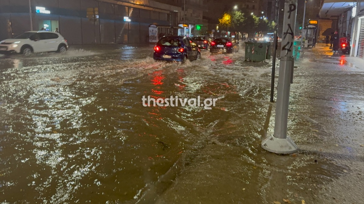 Εφιαλτική νύχτα στη Θεσσαλονίκη: Δρόμοι μετατράπηκαν σε ποτάμια από τη σφοδρή νεροποντή Εφιαλτική νύχτα στη Θεσσαλονίκη: Δρόμοι μετατράπηκαν σε ποτάμια από τη σφοδρή νεροποντή